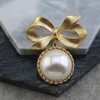 Śliczna broszka broszka Bowknot Vintage Pearl broszki garnitujące klapy do piszczalni biżuteria mody
