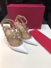 Sandals Sapatos sandálias pontudas dos pés altos bombas bombas de pele de carneiro de moda feminina estrela de couro patenteamento de casamento de casamento feminino sapatos sexy com caixa j230525