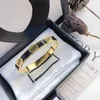 Högkvalitativ metallarmring svart guld Bokstav Klassisk design Par Designers Mode i rostfritt stål Armband Armband Fest Marry Memorial