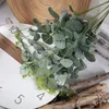 Decoratieve bloemen gesimuleerde eucalyptus wijnstokken bos bruiloft achtergrond lay -out groen planten verdicht bladeren