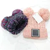 Enfants Tricotés Chapeaux Classique Lettre Double Pompon Bonnets D'hiver Étiquette Designer Skull Caps Enfants Boonet Garçons Filles Crochet Chapeau Bonnet À Tricoter Chaud Oreille Muff 5 Couleurs