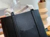 Stylish Calfskin Tygväska för kvinnor - 2 Hantera axelväska med öppen fickan, främre logotyptryck och italiensk stil - perfekt för vardagsmode