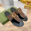 Metall Doppelbuchstaben Hausschuhe Hausschuhe flache Flips Flops für Frauen Designer Lady Beach Sandalen mit Kasten