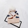 Dinosauro per bambini Cappelli lavorati a maglia Lettera di moda Berretti con pompon Ragazzi Ragazze M Designer Pom Poms Cappellini con teschio Cofano per bambini Inverno Caldo Berretto a maglia Cartone animato Paraorecchie Regalo