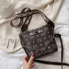 Fábrica al por mayor en línea 50% de descuento en bolsos de hombro Bolsos de moda Cuero Super Fire Cubo portátil Correa ancha Single Messenger Net Red Ins de mujer