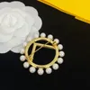 Nuove donne Designer Spille Street Fashion Oro lettere rotonde Spilla Donna Mens Designer Gioielli Casual con accessori di perle D2210264F