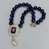 Choker Y.YING Blue Tiger Eye Collier Cubic Zirconia Pave White Shell Pearl Pendant pour femme