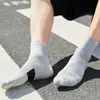 Спортивные носки на открытом воздухе профессия для скалолазания.