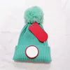 Barn pompon stickade hattar Kanada brev m￶ssor pojkar flickor pom poms stick skalle caps barn motorhuv vinter m￶ssa designer ￶ron muff 11 f￤rg