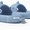 Тапочки-акулы для взрослых, тапочки для ванной комнаты, противоскользящие тапочки с толстой подошвой, каблук 4 см, домашние тапочки, пара сандалий, шлепанцы с милой акулой 2687112