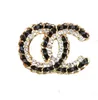 Projektant marki litery broszka moda znane kobiety podwójna wkładka perła luksusowe pary czarna biała skóra kryształ Rhinestone garnitur Pin biżuteria akcesoria