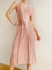 Повседневные платья мияке плиссированные женщины Элегантное платье 2022 Летнее оригинальное дизайнерское дизайнерское жилет с рукавицей с длинным ремнем с розовым поясным