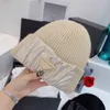 Chique satijn gebreide wollen petten Designer Triangle Icon Skull Cap Men Women Outdoor Sports Beanies Street Style Dik Warm Knit Hats F4040745