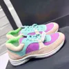 Nytt vårtyg mocka kalvskinn man skor damer kvinnor lyx designer sneakers mesh andningsbara chaussures femmes grande taille