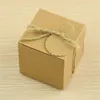 Cadeau cadeau 50pcs / sac avec étiquettes et cordes bricolage rétro 7 / 7cm carré jaune blanc boîte de papier kraft fournitures de mariage personnalisation de bonbons