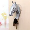 Haken 1PC Retro 3D Pferdekopf Haken Schlüssel Aufhänger Halter Tier Wand Saugnapf Dekorative Anhänger Hängende Halskette