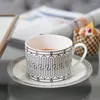 Borden Bone China Servies Pak Europese stijl Creatieve luxe combinatiekopjes Schotels en sets Scandinavische keuken Kerstcadeau