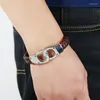 Bedelarmbanden die eenvoudige retro geweven titanium stalen sieraden voor heren van imitatie koeienhuid verkopen