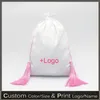Embrulho de presente 20pcs 20x30cm logotipo personalizado saco elástico de cetim elástico com borlas embalagens para perucas de cabelo extensões roupas sapatos