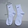 Fashion Luxury NK Designer Chaussettes pour hommes et femmes Cinq paires de sports de luxe Quatre saisons Lettres Chaussettes imprimées Pur coton Absorber la sueur