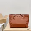 Moda el çantası klasik kabartmalı mektup tasarım bayan çantaları rahat düz renkli alışveriş çantası