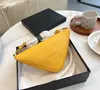 Klassisk designertriangelväska Lyxig axelväska för kvinnor 5A topp Mode brevmönster MINI crossbody handväska damväska