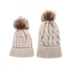 Förälder-barn stickade mössa hattar päls pompom för vintermode stickade hatt vuxna barn varm virkning twist mönster möss m4220