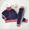 T-Shirts Kleidungsstücke Kinder Jungen Mädchen Tracksanzug Anzug Briefe Print Designerjacke Hose Anzüge Chidlren lässige Sportkleidung 90-140 2 Stile