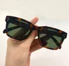 Glasses de sol quadrados de grife brancos lentes cinza escuro mulheres sunnies verão ao ar livre UV400 óculos com caixa