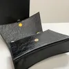 ラージブラックチェーンバッグファッション女性ショルダーバッグブラックカレンダーレザークロスボディハンドバッグオールドゴールドメタルアクセサリーフラップ掛け金携帯電話財布ジッパー財布