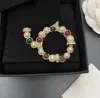 23ss 19color 18K Gold Plated Letters Brooches Small Sweet Wind Women Luxury Brand Designer Crystal Pearl Brooch Pins Metal Jewelry Fashion Accessories