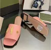 여자의 평평한 발 뒤꿈치 플립 플롭 플롭 샌들 세련된 비치 슬리퍼 클래식 여름 디자이너 세련된 금속 장식 편지 가죽 섹시