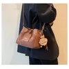 HBP 2022 Simple Messenger Bag Women's Autumn Handbag Single Shoulder Stitching Fashion Bucket Bags Popular Totes