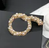 23SS 19 color 18k złote litery platowane broszki małe słodkie wiatr kobiety luksusowy projektant marki kryształowy broszka broszka perłowe metalowe akcesoria biżuterii