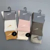 Mens Socks Designer Man H￥llbar bomullsarbetsrum med fukt Wicking Black White Football Basketball Sports Strumpor 31FP