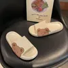 Pantoufles à semelles épaisses, sandales à un mot et chaussures d'été pour femmes, chaussures de plage d'intérieur et d'extérieur mignonnes avec dessin animé