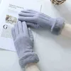 Frau neue Handschuhe aus Wildlederimitat, um die Winterschüler warm zu halten, schönere Han-Edition plus Samt-Touch, ein Unternehmen J220719
