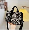 Abendtaschen Original Uoct.all Mode Weibliche Große Kapazität Handtasche Zebra Leinwand Casual Bag Student Schulter Messenger