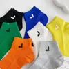 Calzini pantofole calzino alla caviglia materiale di cotone biancheria intima sportiva atletica doppio ago etichetta stampata incrociata casual adatta per la primavera autunno