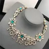 Spilla di alta qualità Orecchini Collane Set Designer Moda Orecchini a bottone Marchi Spilla di lusso Classica collana di diamanti con perle d'argento 4 stili