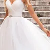 Spaghetti tira o vestido de noiva sem costas 2023 com shinestones cristais sem mangas A-line Vestido de noiva V Robe de pesco￧o de Mariee