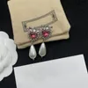 Spilla di alta qualità Orecchini Collane Set Designer Moda Orecchini a bottone Marchi Spilla di lusso Classica collana di diamanti con perle d'argento 4 stili