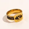 18K Gold plattiert Edelstahl Kunstleder Schmuck Ring Luxus Designer Ring -Verlobungsringe für Frauen 2022 Mode Luxus Accessori 2249