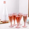 verres de champagne en plastique rose
