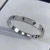 Bracciale rigido d'amore con bracciale pieno di diamanti con vite nera in acciaio al titanio di design di lusso per gioielli regalo per coppie di nozze per uomo e donna279n