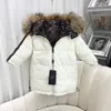 2023 Winter Down Coat Boys Girls Downs Jackor Baby Button Zipper Letter Parkas 3-12 år Fashion Kids Designer Coats Woolen Varma snöar Huven Ytterkläder Lång kappa