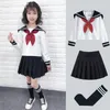 衣類は女の子のための学校の制服をセットします。