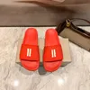 Terlik yeni tasarımcı erkekler slaytlar klasik kauçuk sandalet düz topuk plaj ayakkabıları kadın markası açık hava ayakkabıları yaz çift mektup duş oda ayakkabıları jöle renk lüks