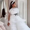 2023 Robes de fille de fleur mignonne en dentelle blanche Petite enfants Princesse Jewel Neck Tulle Applique Puffy Floral Formes Wears Party Communon Pageant Gowns Sweep Train With