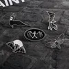 Broches QIHE BIJOUX 2-5pcs / set Goth Pins Punk Pour Hommes Dark Revers Skull Devil Bat Cercueil Squelette Gothique